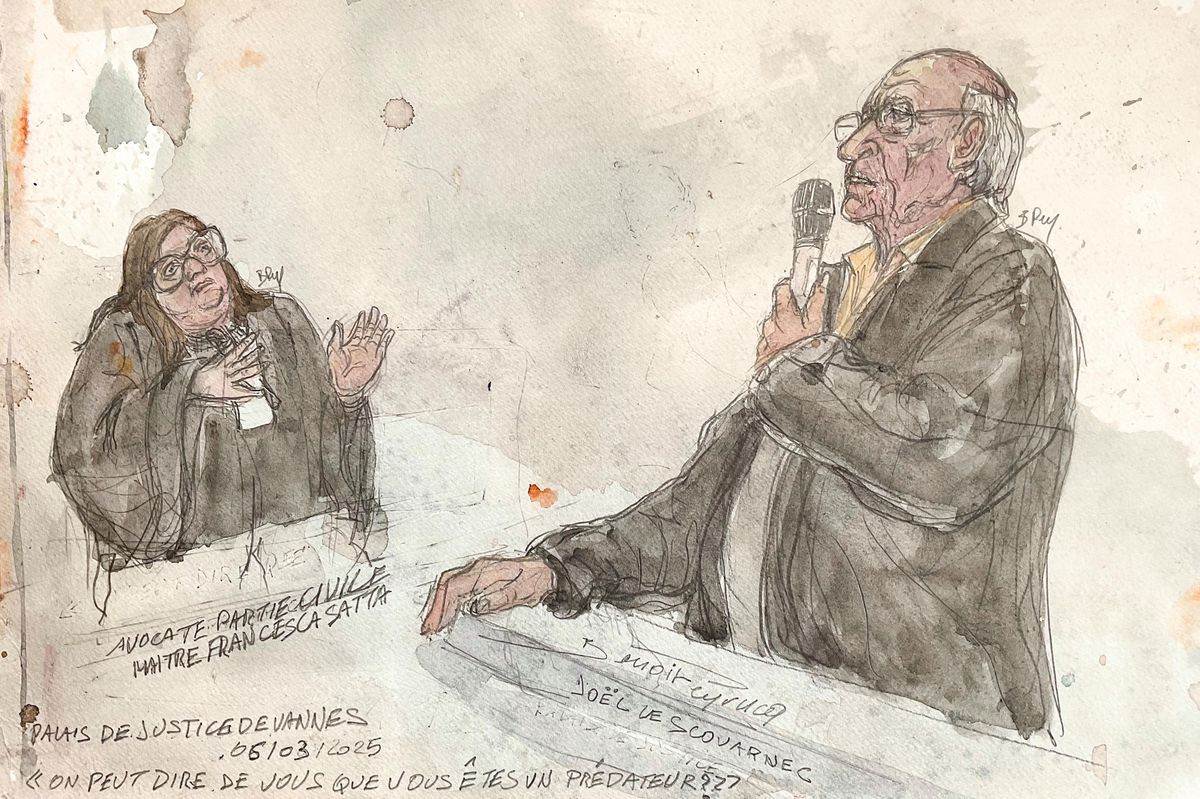 Croquis d’audience montrant le chirurgien retraité français Joel Le Scouarnec (à droite) répondant à l’avocate Francesca Satta (à gauche) au tribunal de Vannes, le 6 mars 2025, lors de son procès pour agression ou viol de 299 patients. Dessin signé Benoit PEYRUCQ.