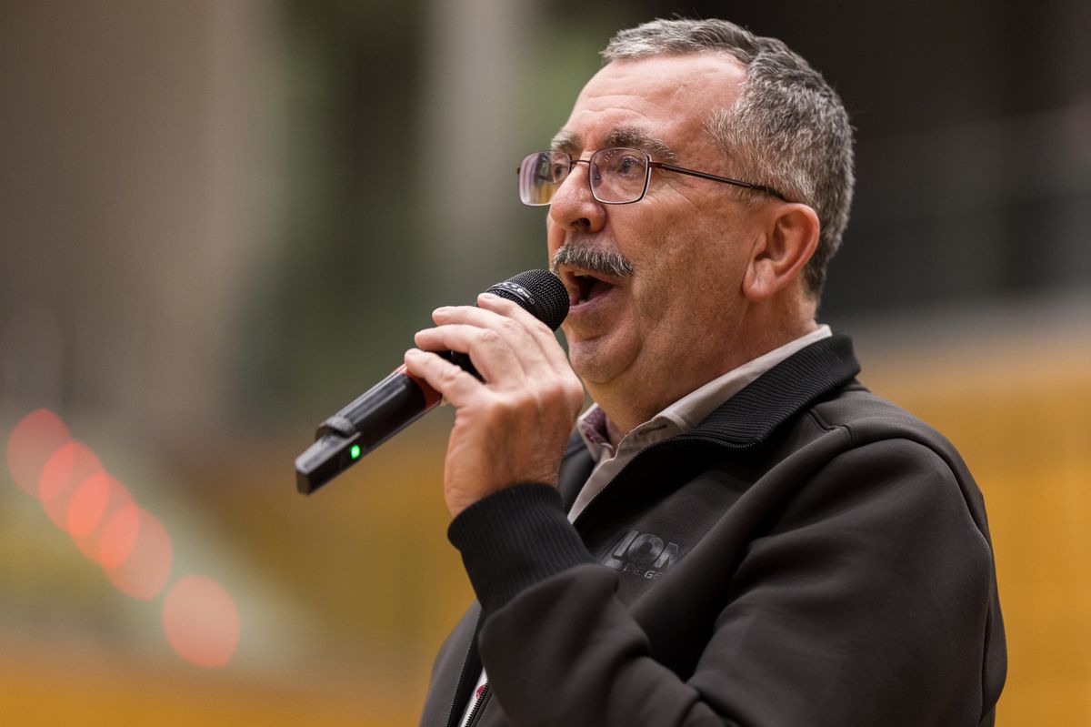 Le Vice-president et speaker Alain Sourgens, durant le match de Basket entre les Lions de Geneve et Union Neuchatel Basket comptant pour le championnat de Swiss Basket League, le mardi 5 mars 2024 a la Salle du Pommier, au Grand-Saconnex (Bastien Gallay / GallayPhoto)