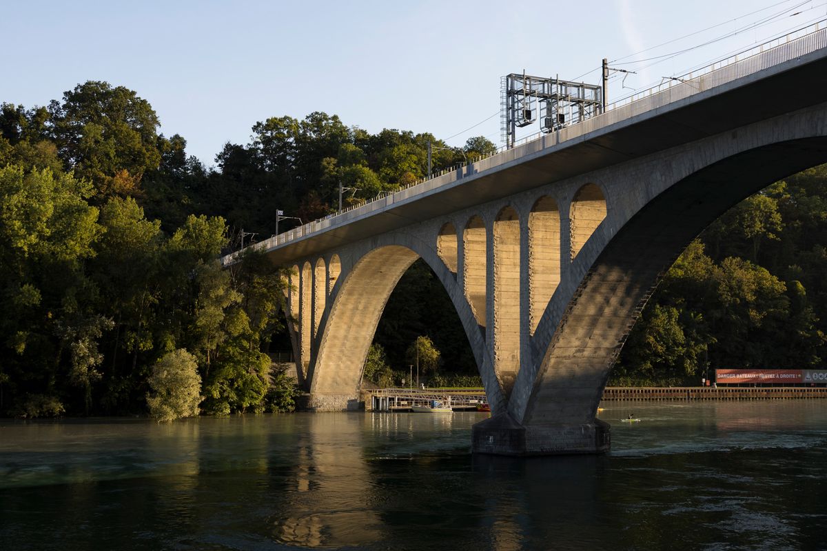 Le viaduc de la jonction, lors de cette journee caniculaire ou la temperature de l'eau etait de 26,57 degres Celsius tandis que la temperature de l'air depassais encore les 35 degres Celsius a 19h30, le mardi 22 aout 2023, a Geneve (Bastien Gallay / Tamedia)