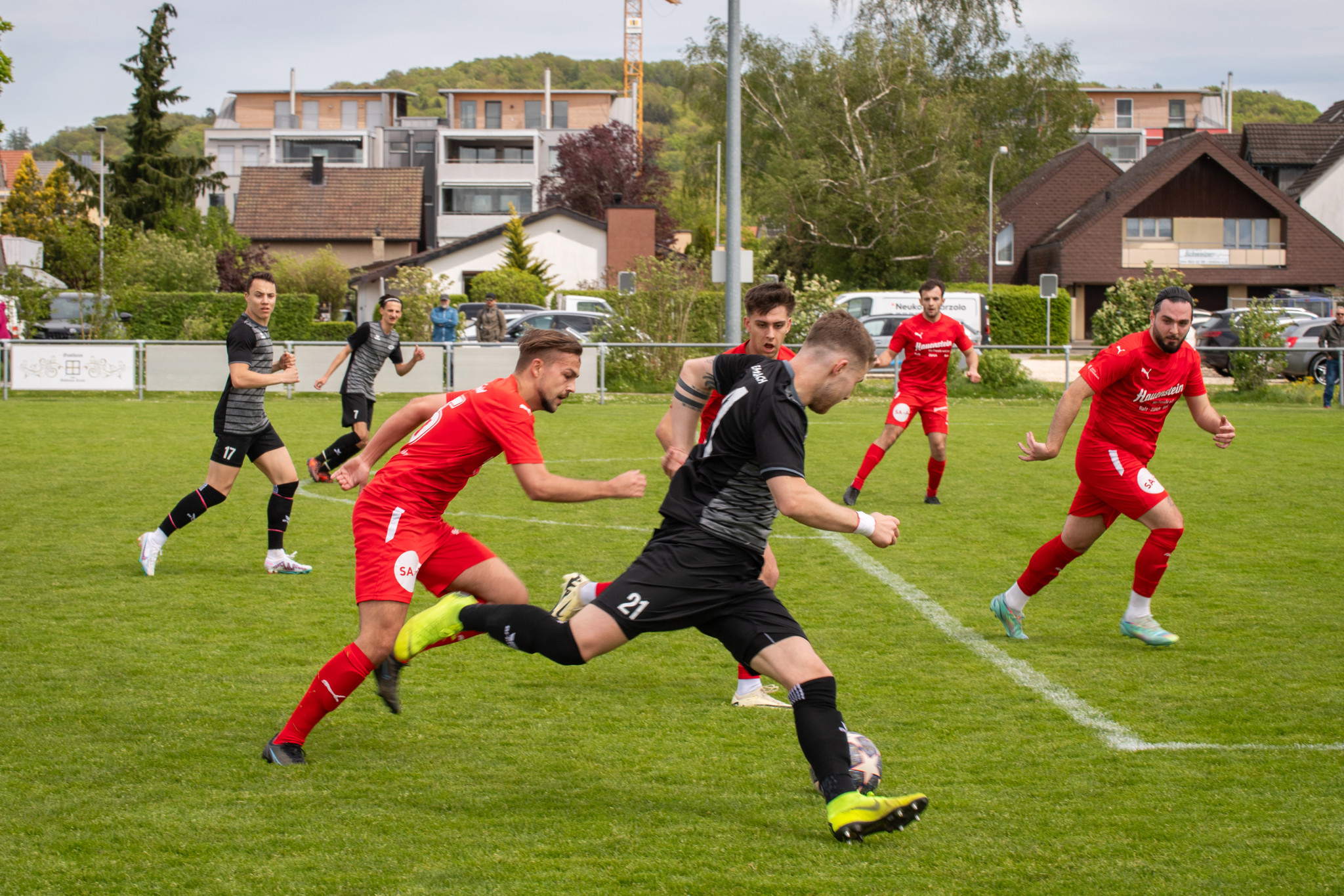 Fussball, 3. Liga: FC Rafzerfeld  FC Embrach
Schwarz/Embrach, Nr. 21: Robin Senn
Rot/Rafzerfeld, Nr. 16: Ramon Schneider