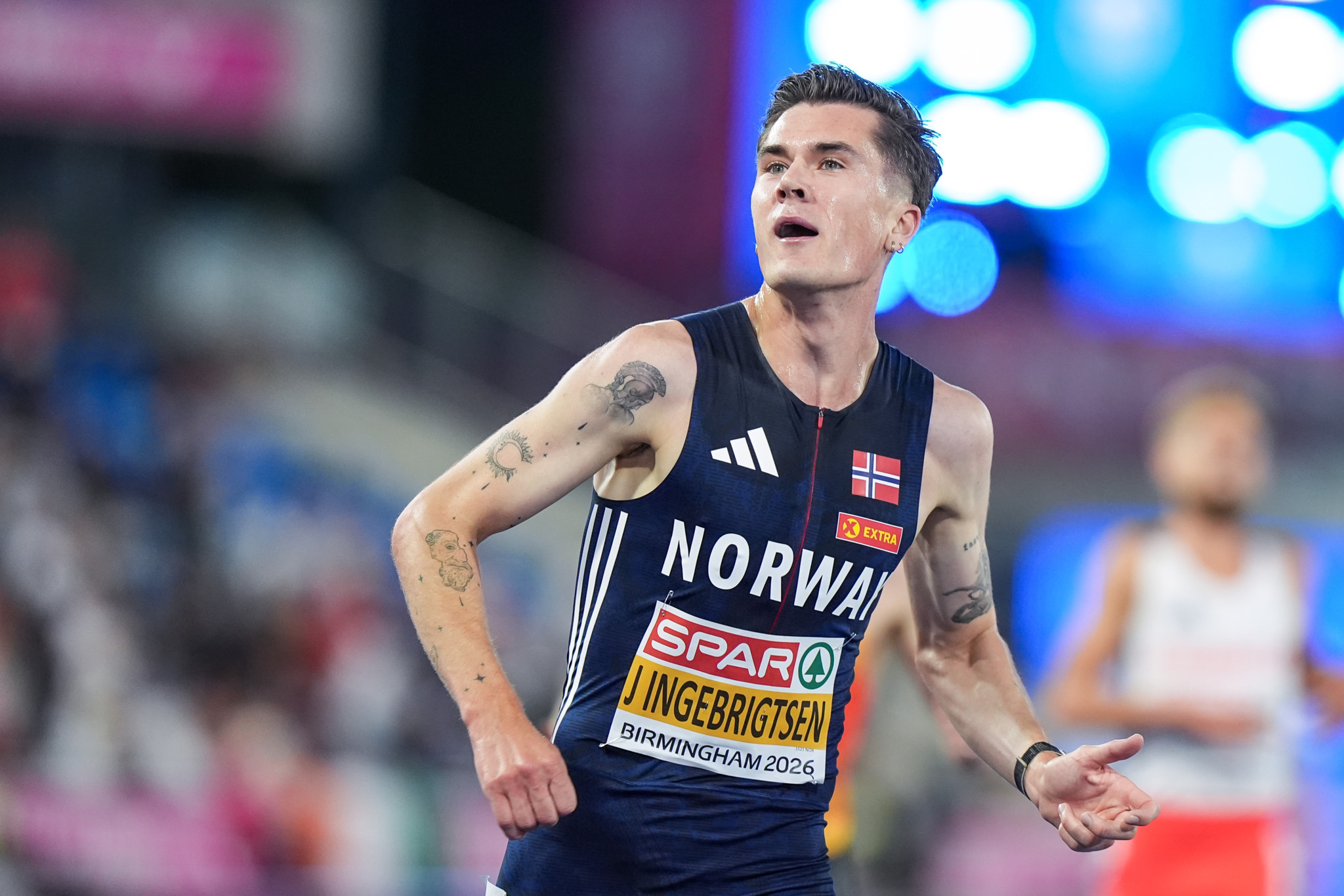 Jakob Ingebrigtsen aus Norwegen jubelt nach seinem Sieg im 5000m-Finale der Europameisterschaften 2026 in Birmingham.