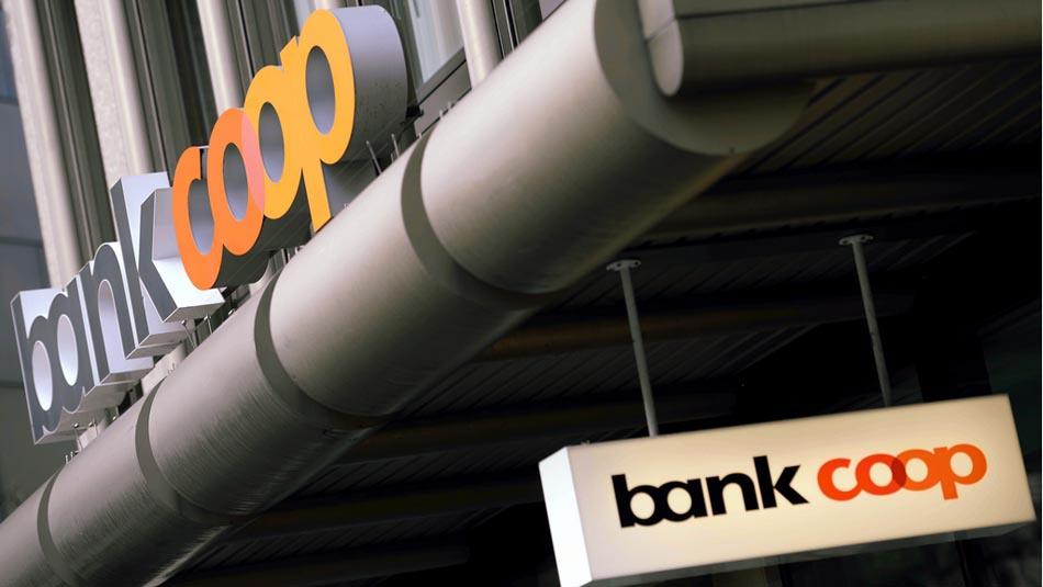 Für das Gesamtjahr 2014 rechnet die Bank wegen eines Sonderfaktors im Vorjahr mit einem Jahresgewinn «über dem Vorjahr»: Das Logo einer Bank-Coop-Filiale in Zürich.