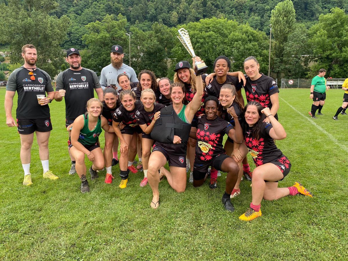 Les Genevoises des Léman Flames peuvent savourer: elles sont championnes de Suisse deux ans après leur création. A l’origine de cette sélection, Nicole Imsand (qui tient le trophée) a fini le tournoi le bras en écharpe.