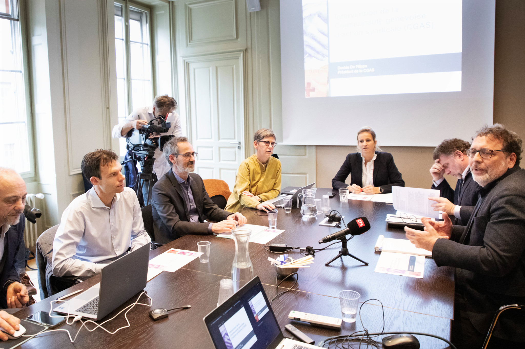Genève le 7.12.2023, Pl. de la Taconnerie 7, Département de l'économie et de l'emploi (DEE),  Première évaluation de l’introduction du salaire minimum genevois, la conseillère d’Etat Delphine Bachmann, à droite de l'image Davide De Filippo © Georges Cabrera