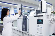 FuW-Ersteinschätzung zu den Jahreszahlen: Bachem übertrifft die Erwartungen, erwähnt die Umsatzmilliarde für 2026 aber nicht mehr