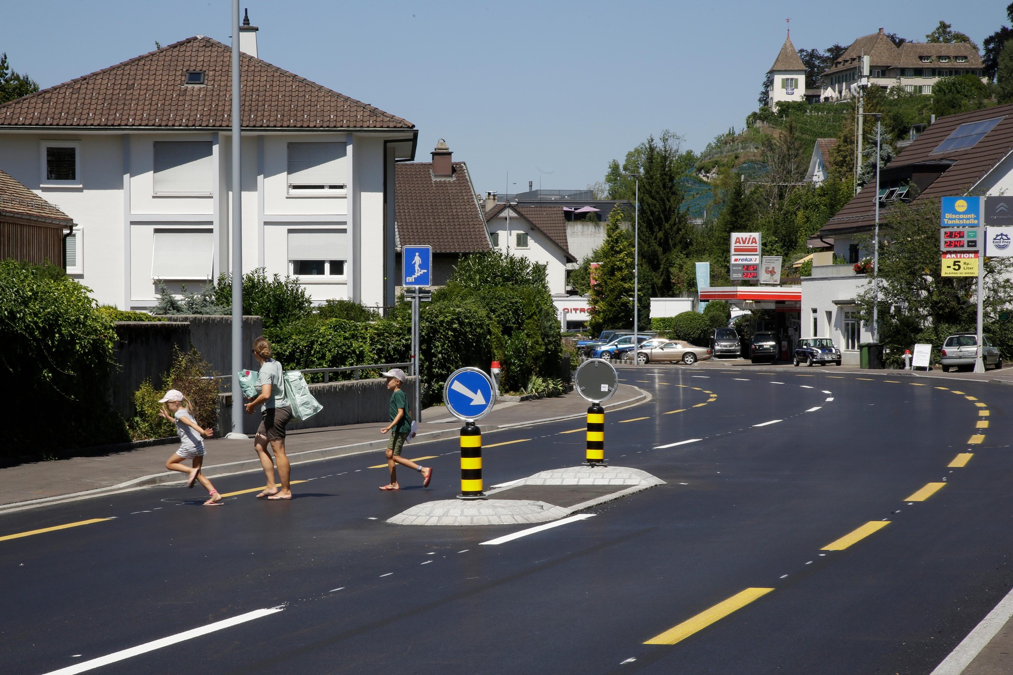 Eine Familie auf der Seestrasse in Erlenbach auf Höhe Islersteig. Drei neue Mittelschutzinseln sollen das Überqueren erleichtern, allerdings ohne Zebrastreifen. 