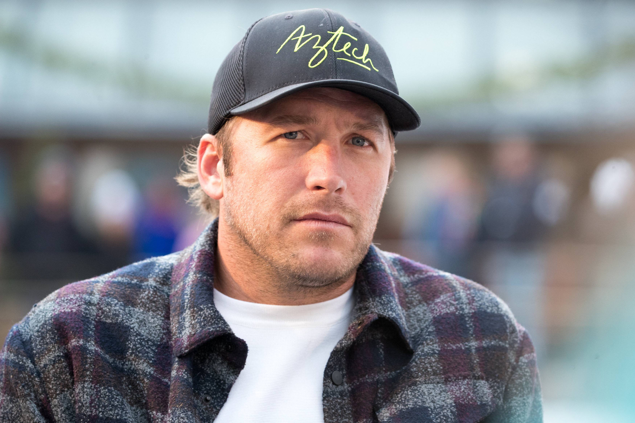 Bode Miller, US-Ski-Legende, an der Pressekonferenz beim FIS Weltcup in Beaver Creek, Vail, mit kariertem Hemd und Baseballcap.