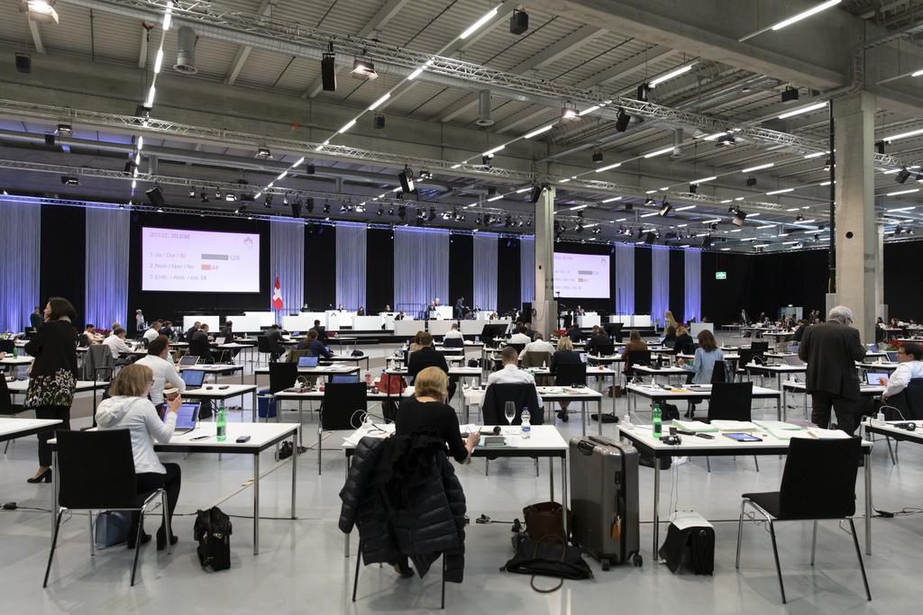 Zwei Meter Abstand galt es während der Sondersession in der Bernexpo einzuhalten. Zwei Meter Abstand galt es während der Sondersession in der Bernexpo einzuhalten.