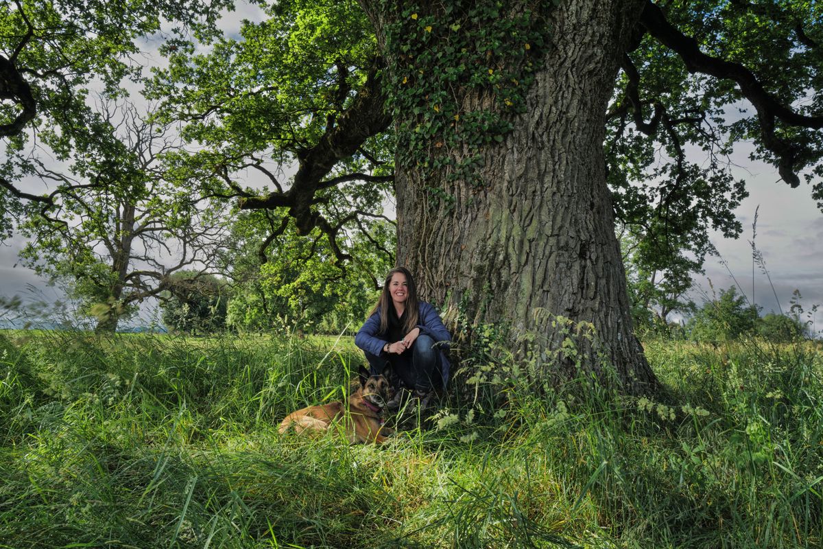 Genève 30/05/2024 Lauriane Armand devant son arbre, pour la série d'été.
