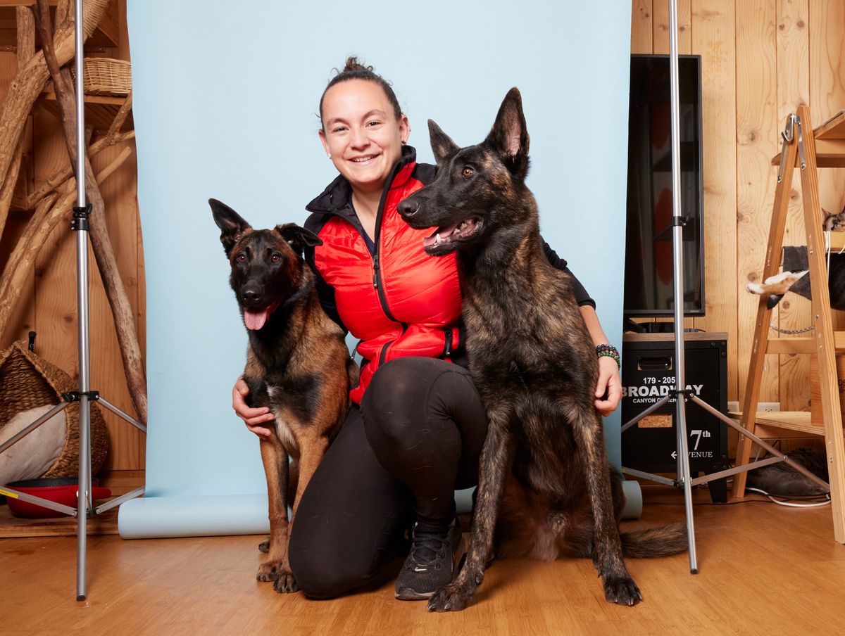 St-Livres, le 6 novembre 2023. Mon animal et moi : Fanny et ses 2 chiens chasseurs de punaises de lit, Ryn (g) et K’zull (d). POUR LE WEB   Photo Yvain Genevay / Le Matin Dimanche