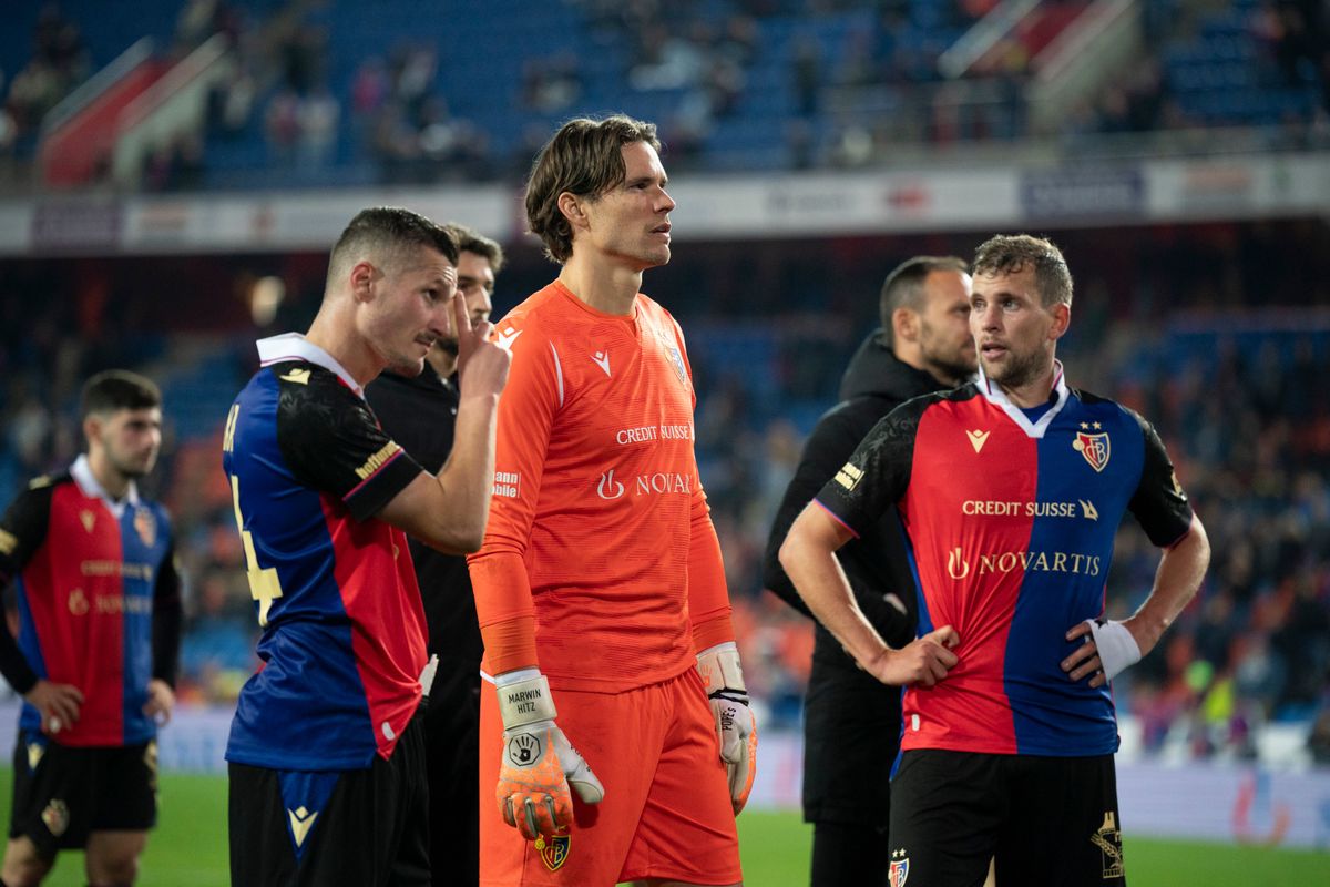 21.10.2023; Basel; Fussball Super League - FC Basel - Servette FC, Taulant Xhaka (Basel) Torhueter Marwin Hitz (Basel) und Fabian Frei (Basel) ach dem Spiel enttaeuscht (Claudio Thoma/freshfocus)