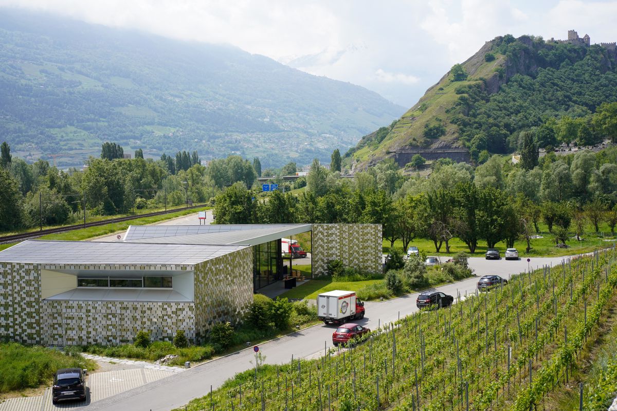 Inauguré en 2017, l’oenoparc des Celliers de Sion n’aurait, selon une expertise, jamais dû être bâti en zone agricole et l’attitude des autorités est sévèrement pointée du doigt.