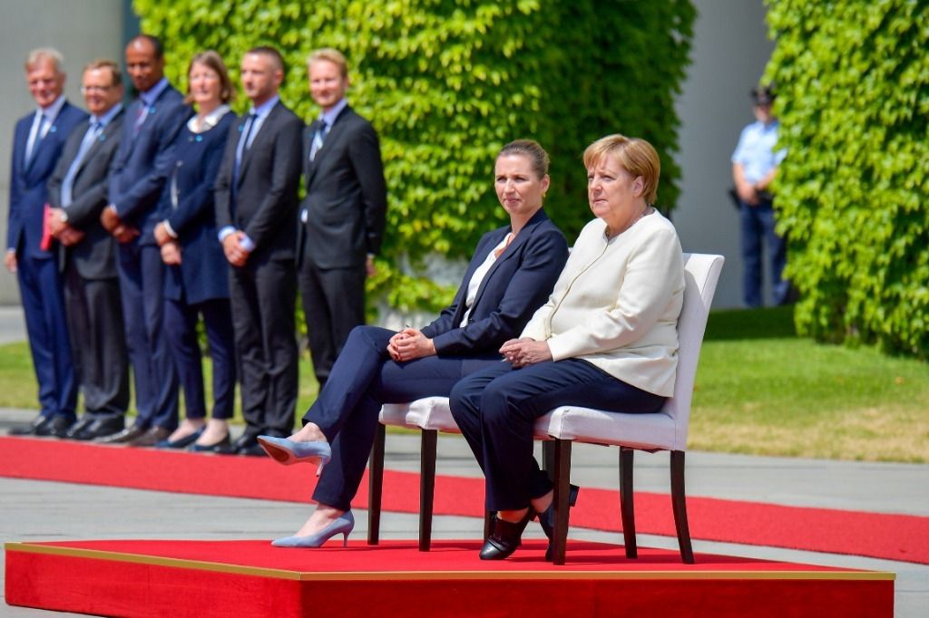 Angela Merkel s'asseoit pour les hymnes