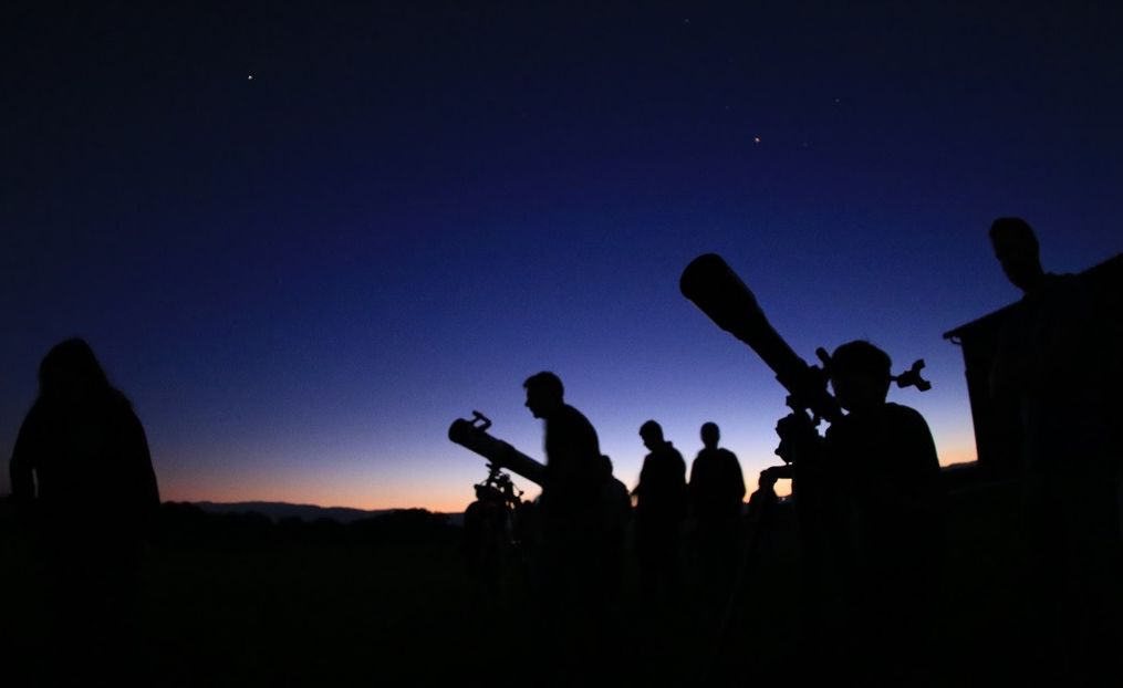 L’astronomie fait partie des activités disponibles pour une jeunesse qui rêve d’avoir la tête dans les étoiles.