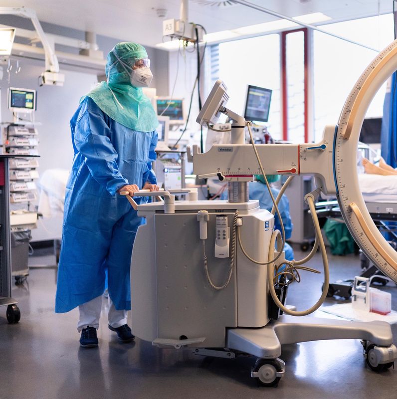 Personnel médical préparant un patient pour l’installation d’une machine ECMO sur l’unité de soins intensifs Covid-19 à Zurich.