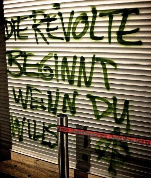 Es wurden Parolen an Wände geschmiert.... Es wurden Parolen an Wände geschmiert....