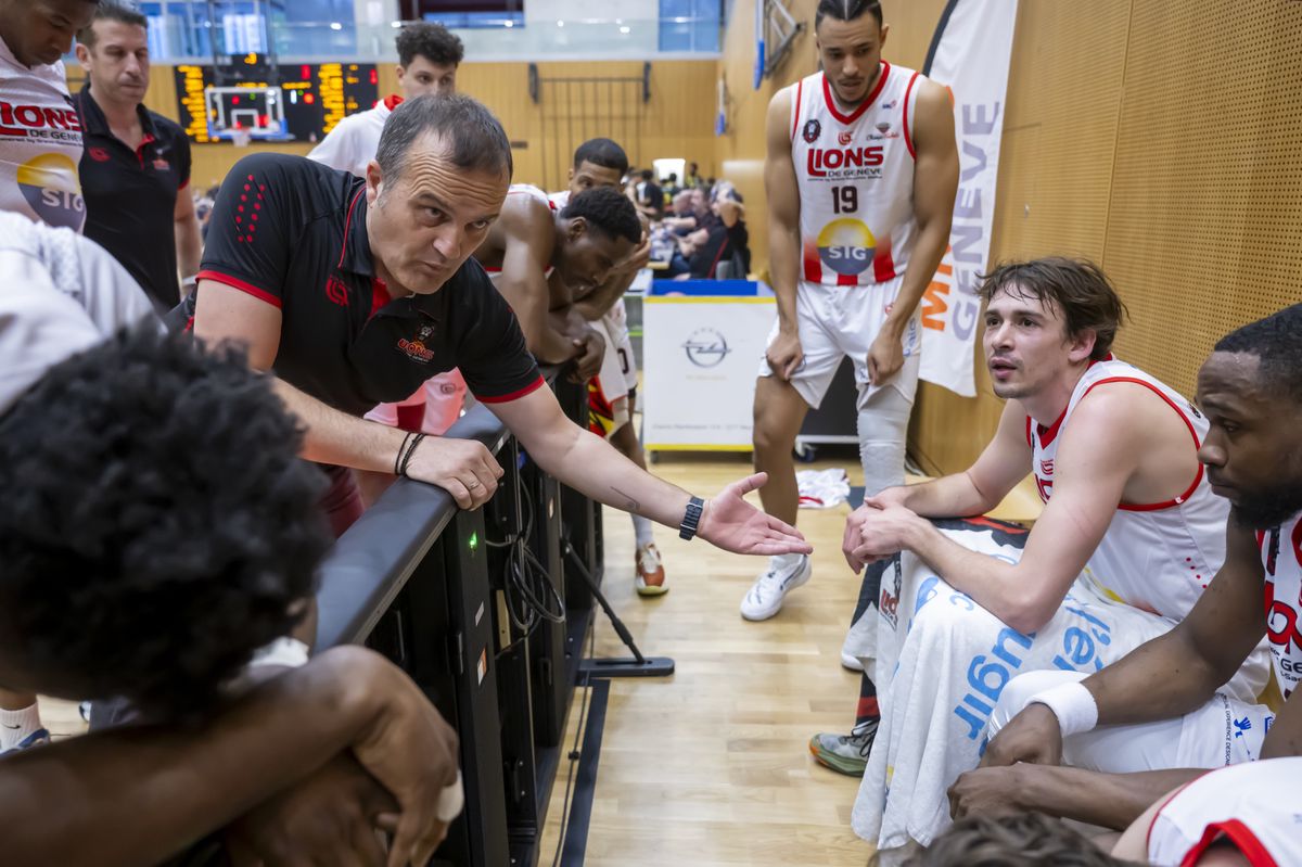 L'entraineur de Geneve Dragan Andrejevic, gauche, donne des consignes a ces joueurs, lors du 5eme match Quart de finale de play-off de Swiss Basketball League, SB League, SBL, entre les Lions de Geneve et le BBC Monthey Chablais, ce jeudi 11 avril 2024 a la salle du Pommier au Grand-Saconnex a Geneve. (KEYSTONE/Martial Trezzini)
