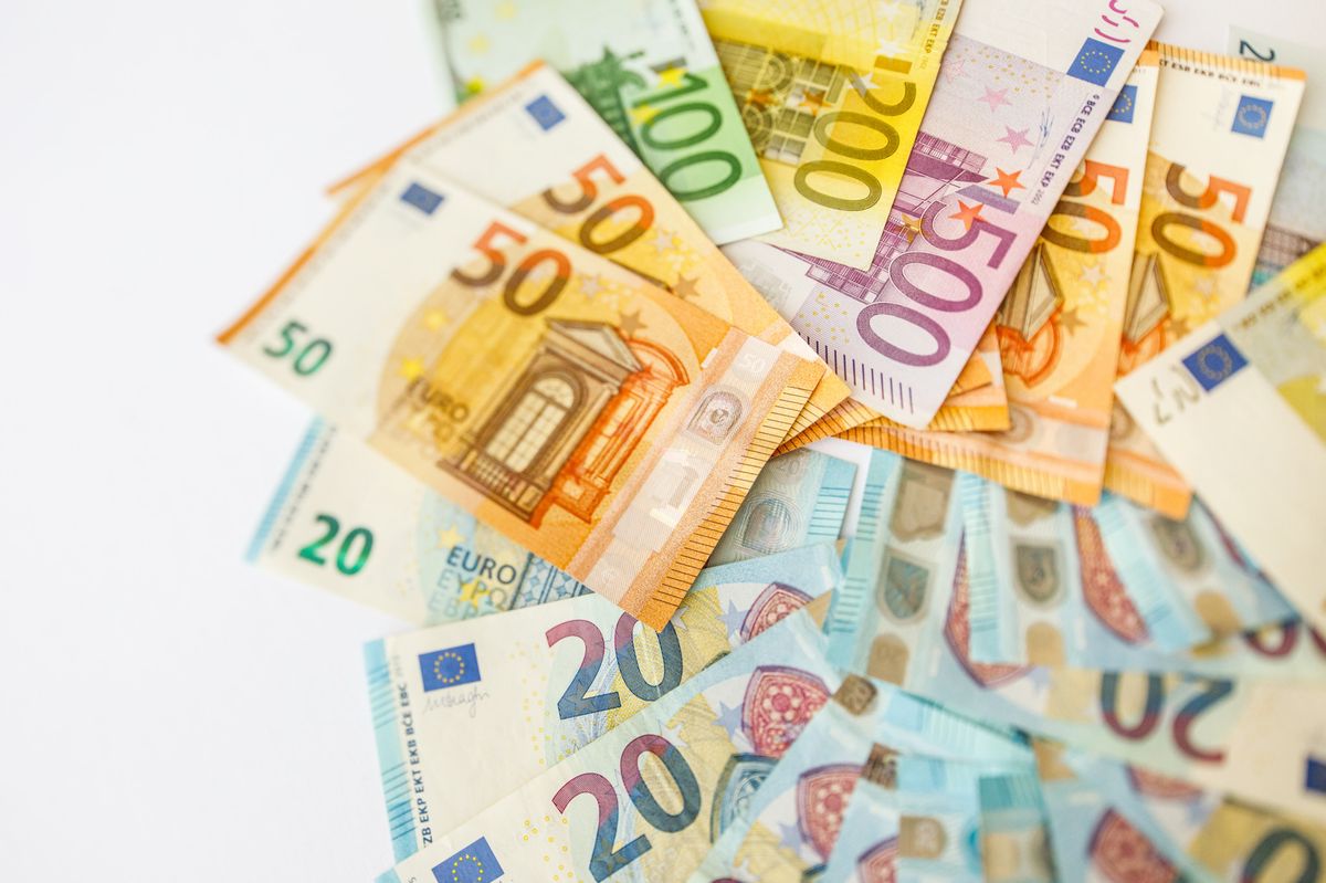 Des coupures d'argent liquide de différentes valeurs, toute en euro.