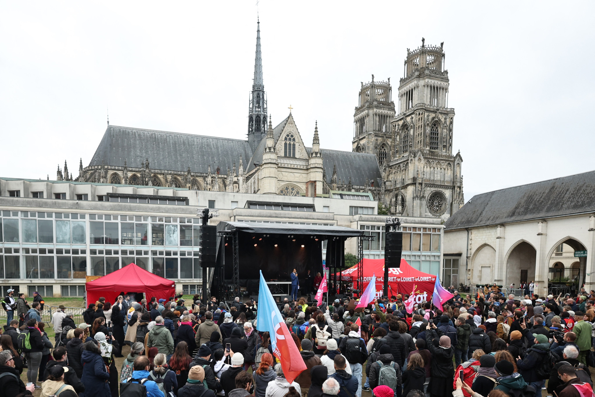 Image accompagnant « Au lendemain de la fusillade dans les Yvelines: Des centaines de personnes rendent hommage à Pengo Bossio Wangi ».