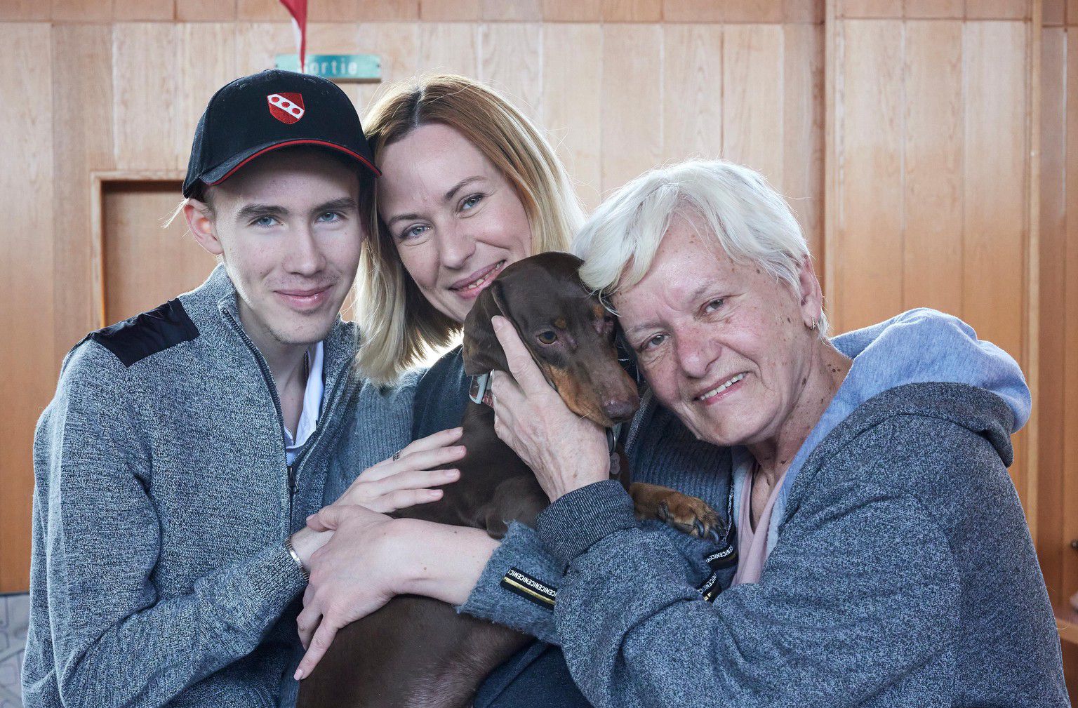 Alex, sa maman Tania, sa grand-maman Luda et leur chien Sneakers font partie d’un car de 42 Ukrainiens arrivés mercredi à Alle (JU).