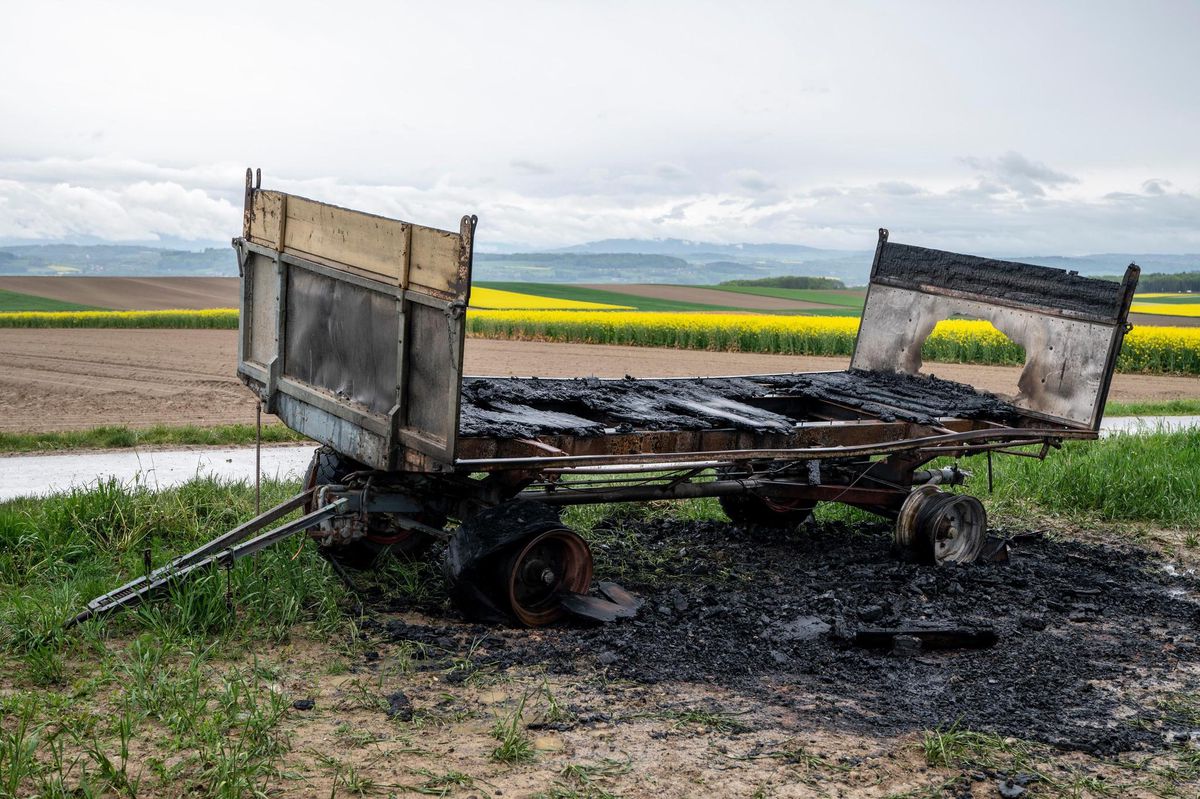 Installé à la sortie de Chabrey en direction d’Avenches, ce char du Comité Région Broye-Vully 2x NON a été incendié ce lundi matin.