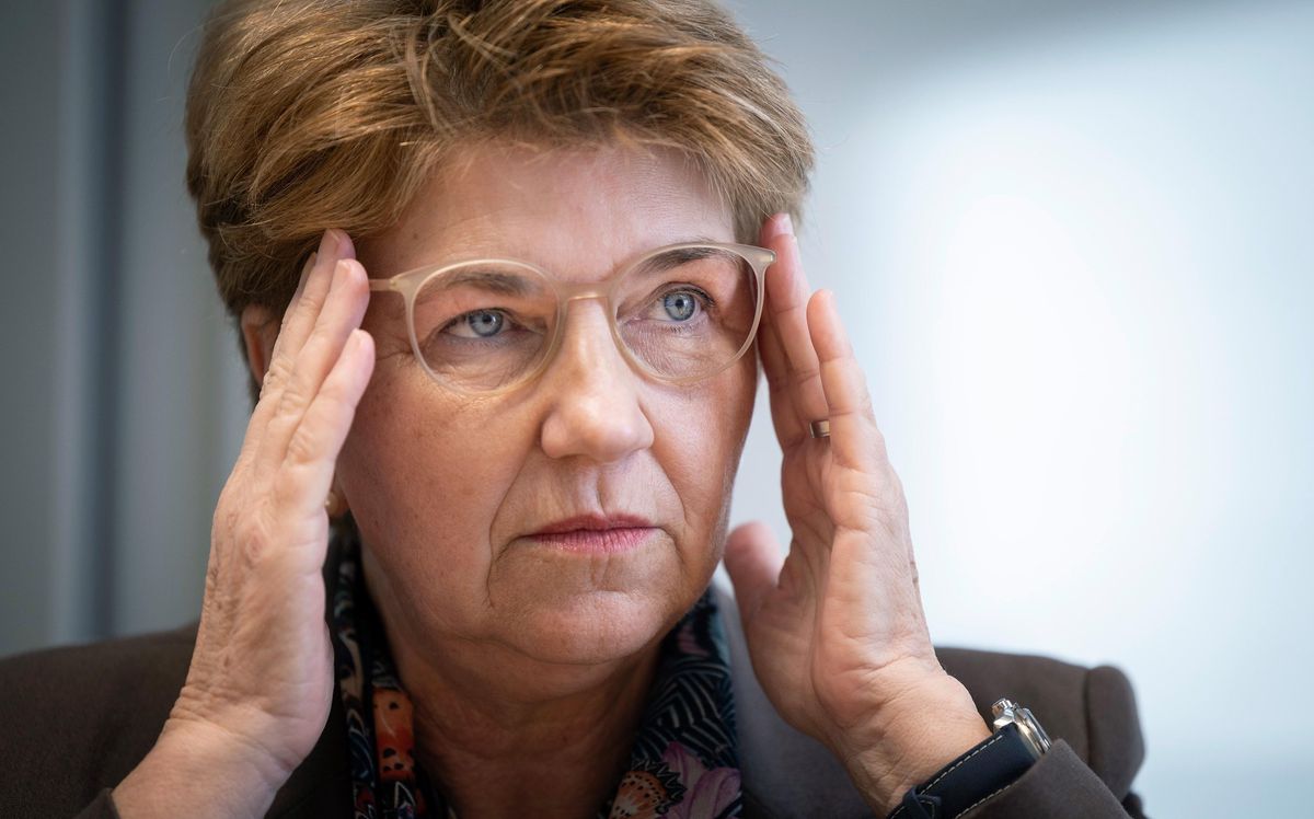 Viola Amherd, conseillère fédérale et présidente de la Confédération en 2024, ajuste ses lunettes.