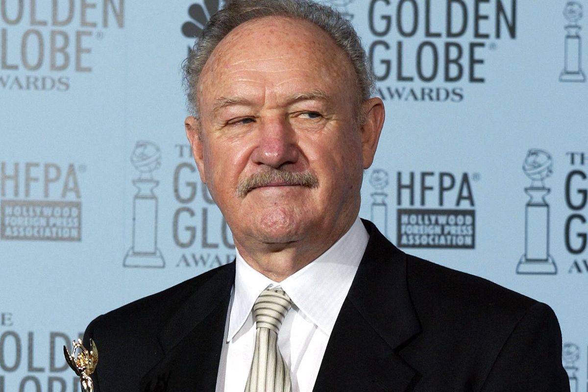 Gene Hackman tenant le prix Cecile B. DeMille lors des 60e Golden Globe Awards à Beverly Hills, le 19 janvier 2003.