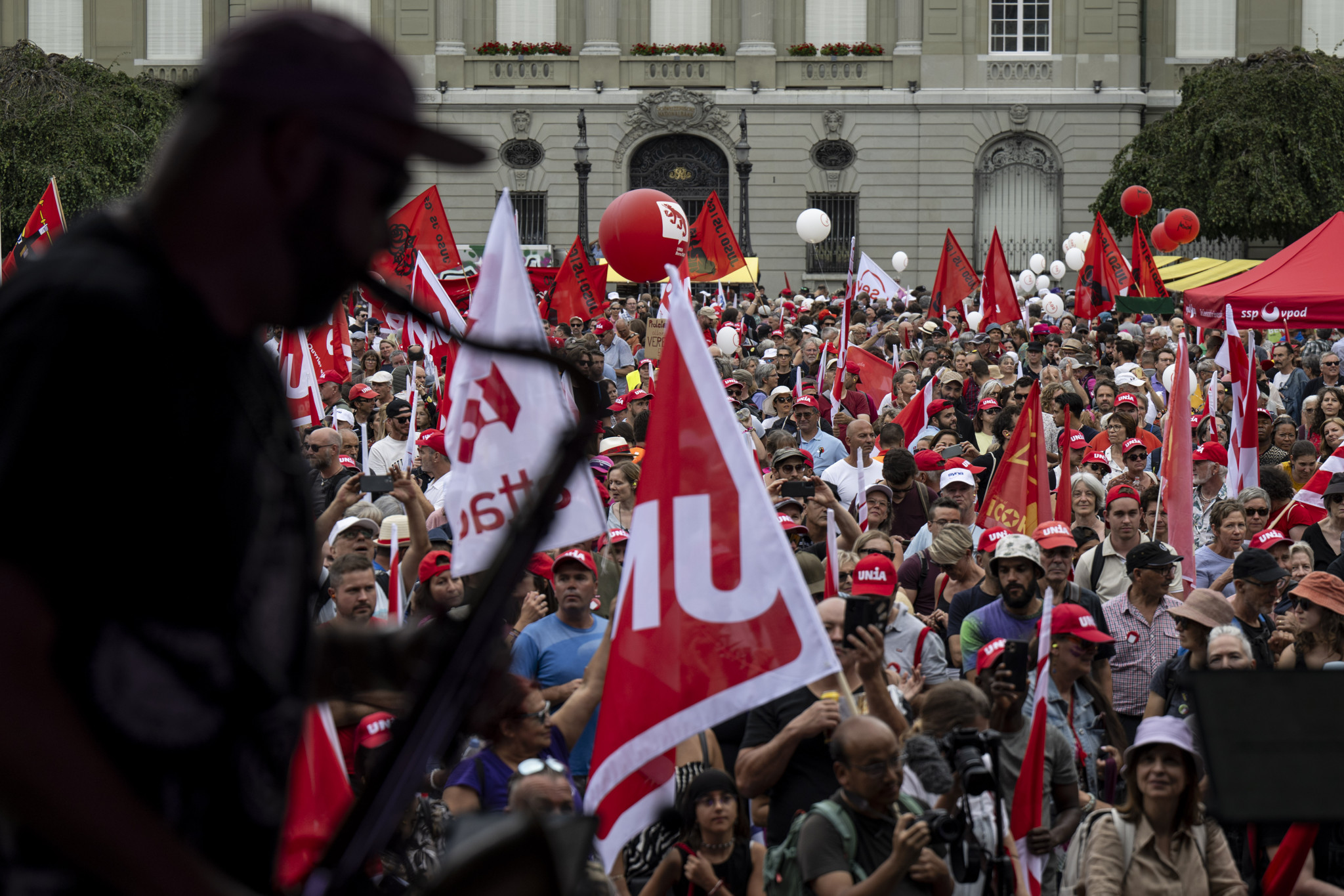 Demonstrantinnen und Demsontranten lauschen der Musik der Band Da Cruz anlaesslich einer Kundgebung, am Samstag, 16. September 2023, in Bern. Gewerkschaften wie SGB und UNIA fordern mit ihrer Kaufkraft-Demo hoehere Loehne und Renten. (KEYSTONE/Peter Schneider)