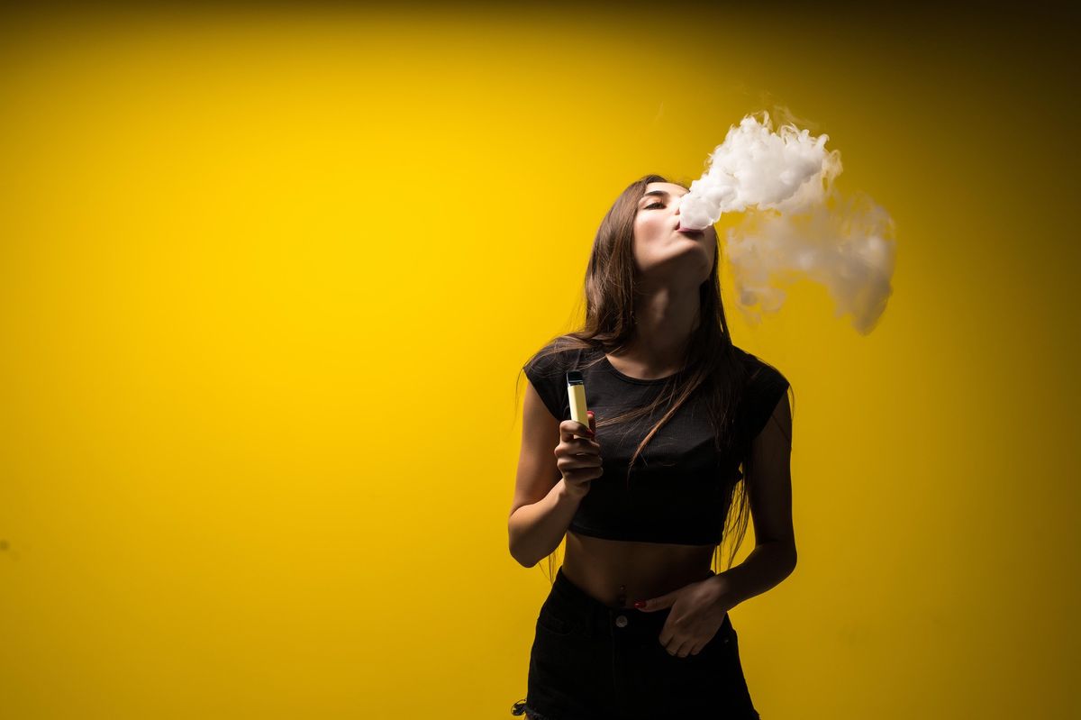 Addictions chez les jeunes: Les vapes jetables envahissent les préaux et  chambres d'ados