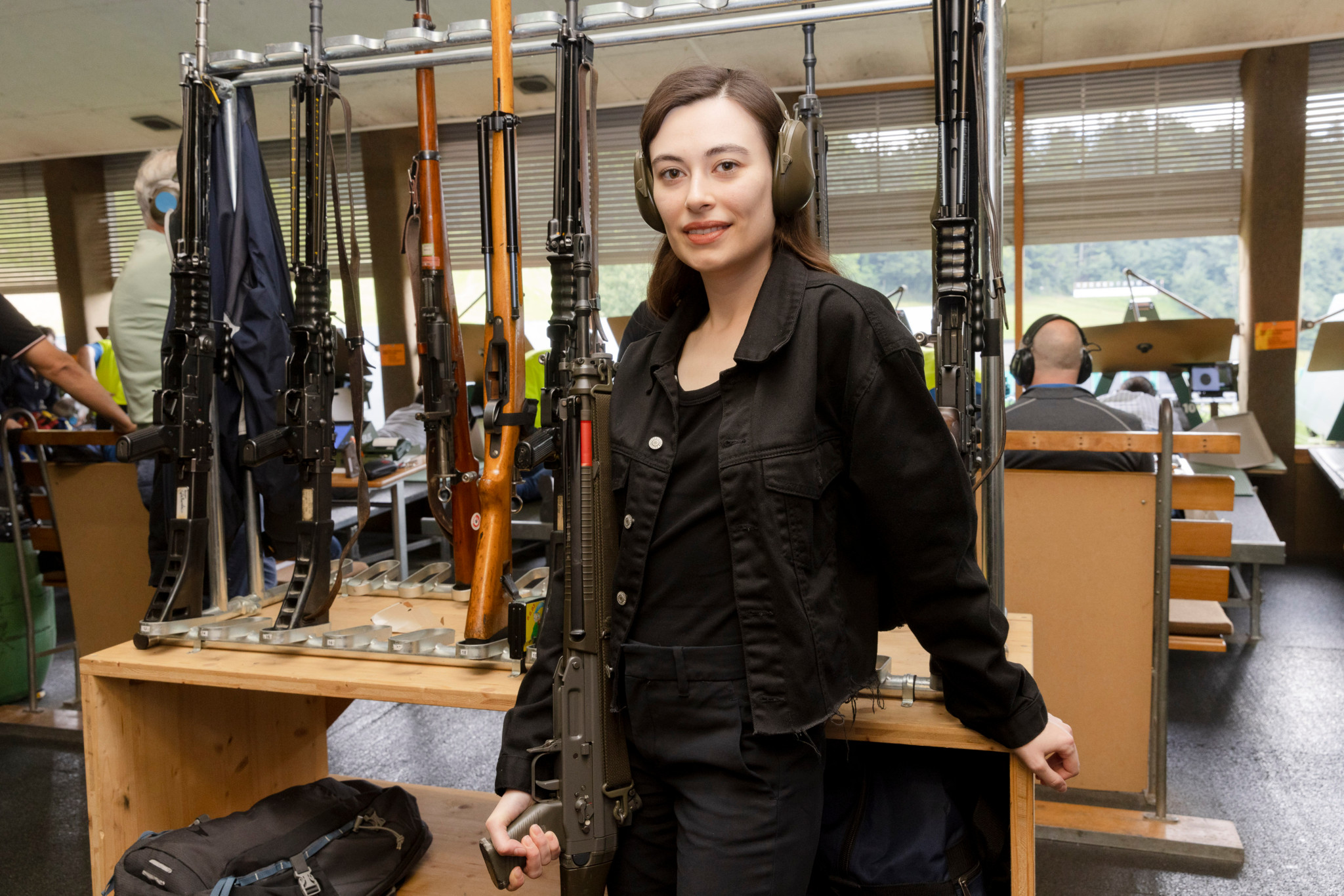 Sanija Ameti beim Ratsherrenschiessen, mit Gehörschutz und Gewehr in einer Schiessanlage. Foto: Roger Hofstetter