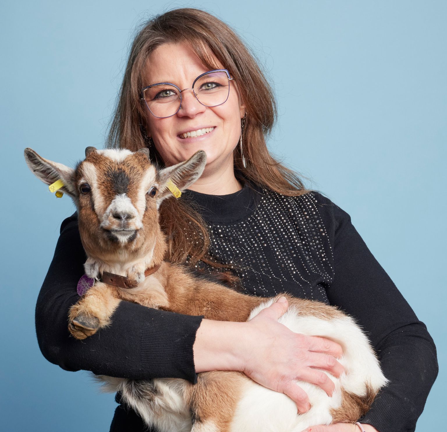 Granges, le 7 décembre 2023. Aurore, ici avec Petzi, de chouki-chèvres, propose des balades dans la forêt en compagnie d’une chèvre.     Photo Yvain Genevay / Le Matin Dimanche