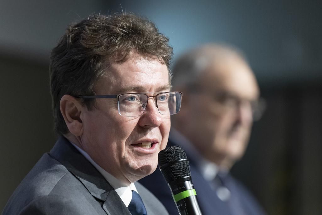 «Nous devrons continuer à économiser l’énergie», a déclaré jeudi Albert Rösti en conférence de presse à Berne.