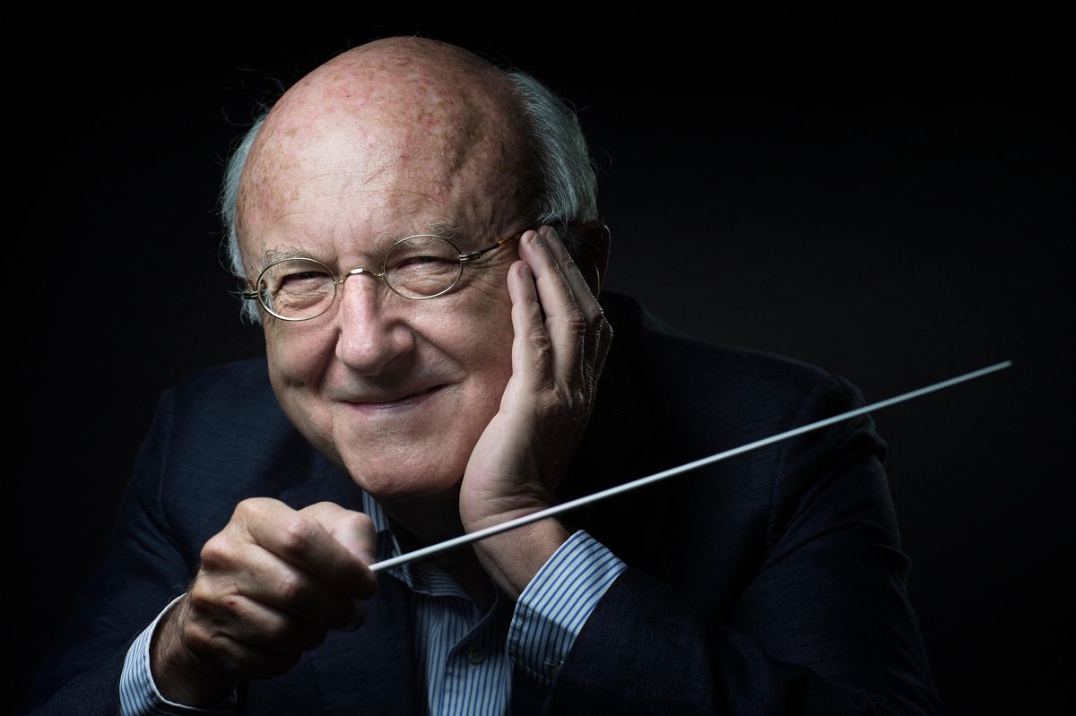 Vladimir Cosma, compositeur et chef d'orchestre, pose avec une baguette, Paris, mai 2016.