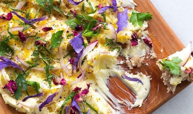 Brett mit Butter und Blüten