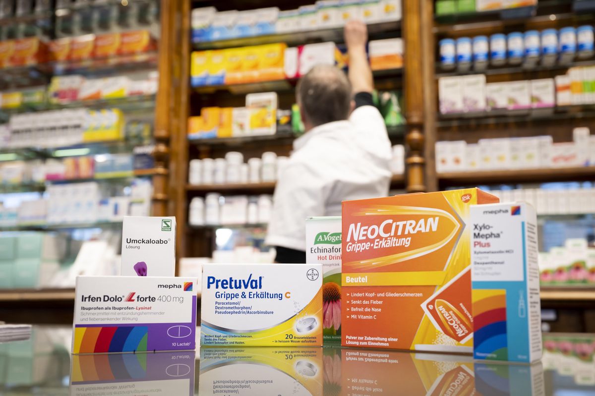 Médicaments contre la grippe, dans une pharmacie bernoise ce vendredi. Nombre de médicaments contre les virus hivernaux sont en rupture de stock en cette période de Fêtes.