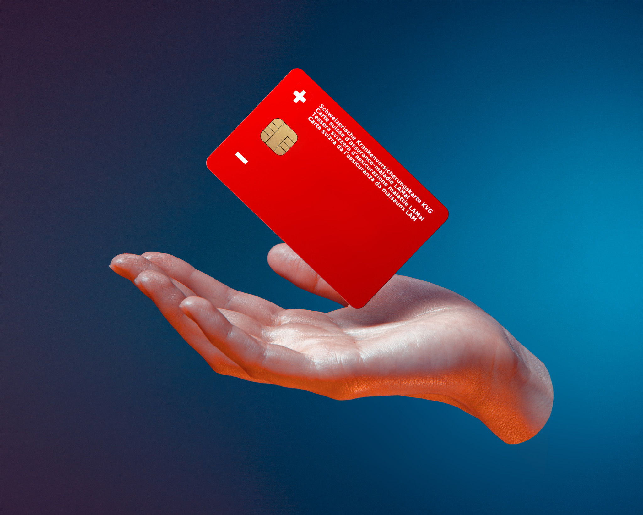 Main tenant une carte bancaire rouge flottante sur fond bleu.