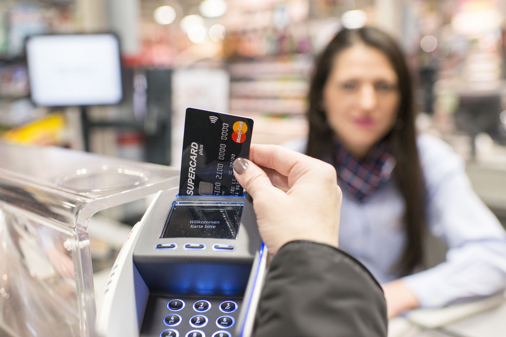 En cas de panne en Suisse: Bientôt des paiements par carte, même sans connexion internet