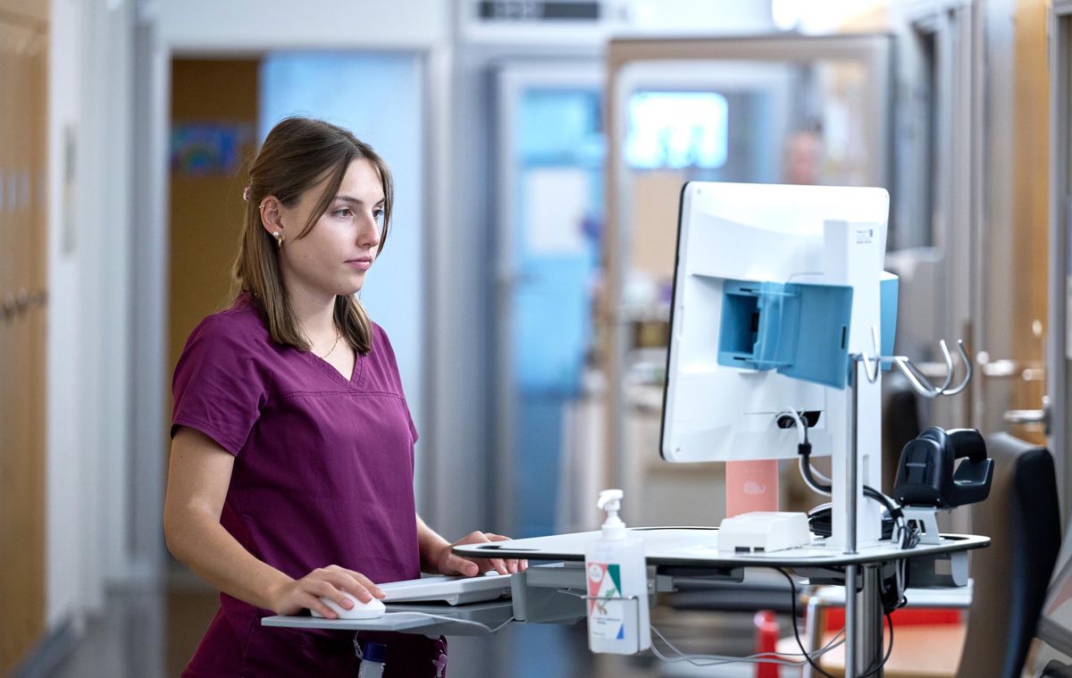 Der soziale und gesundheitliche Bereich bietet viele Stellen für Frauen, beispielsweise als Mitarbeiterin in der Kinderklinik im Inselspital.