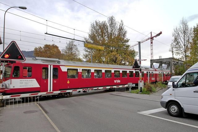 An Einem Bahnübergang Innerorts Ist Die Schranke Geschlossen