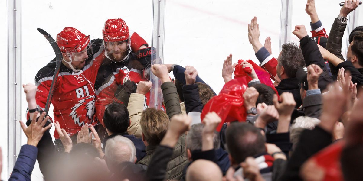 Andrea Glauser (LHC), droite, fete son but avec Ronalds Kenins (LHC), gauche, apres avoir inscrit le 1:0, lors du 4eme match de la finale de play-off du championnat suisse de hockey sur glace de National League entre Lausanne HC, LHC, et ZSC Lions, ZSC, ce mardi 23 avril 2024 a la patinoire de la Vaudoise Arena a Lausanne. (KEYSTONE/Salvatore Di Nolfi)
