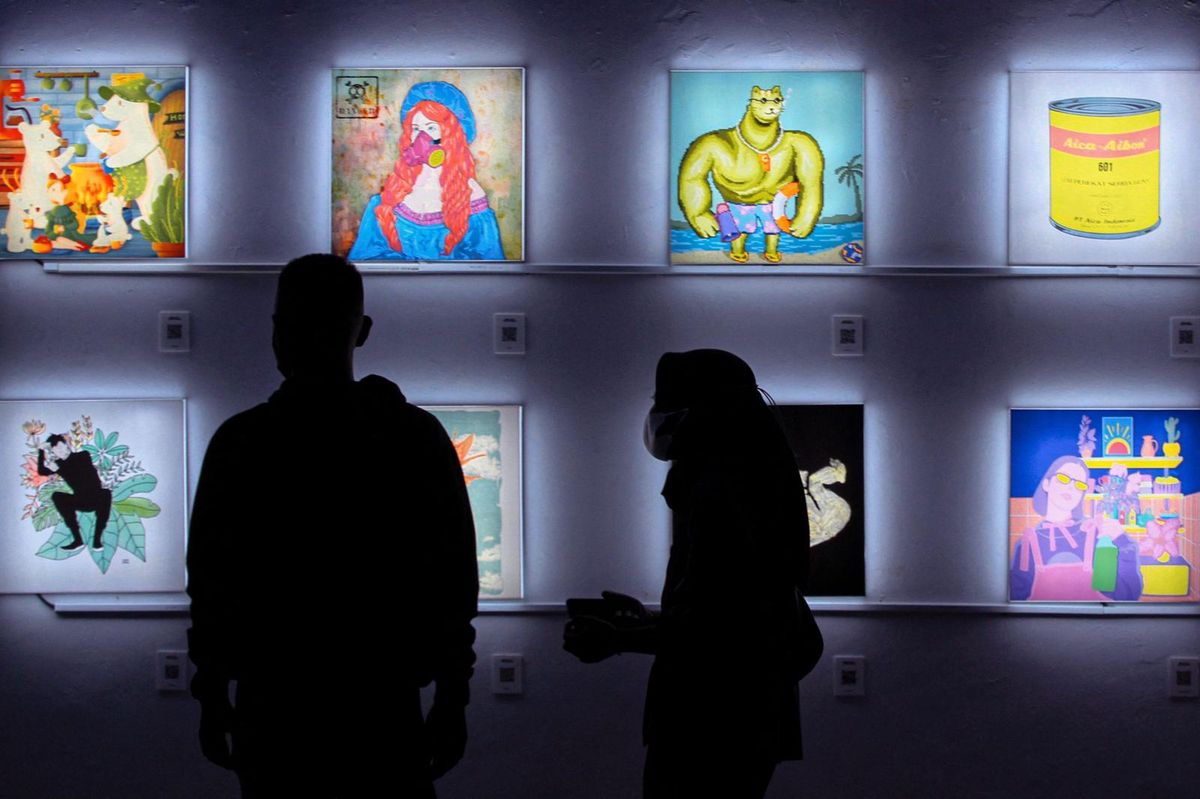 Des NFTs sont projetés sur des écrans lors d’une exposition à Jakarta, en Indonésie.