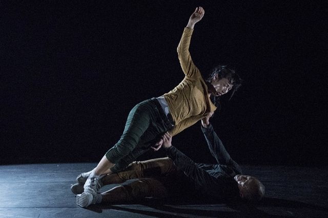 Les danseurs de la compagnie Uzumaki interprètent par le biais de la breakdance l'ombre d'un corps dans «Je suis toi», un spectacle qui sera présenté au festival Groove'N'Move.