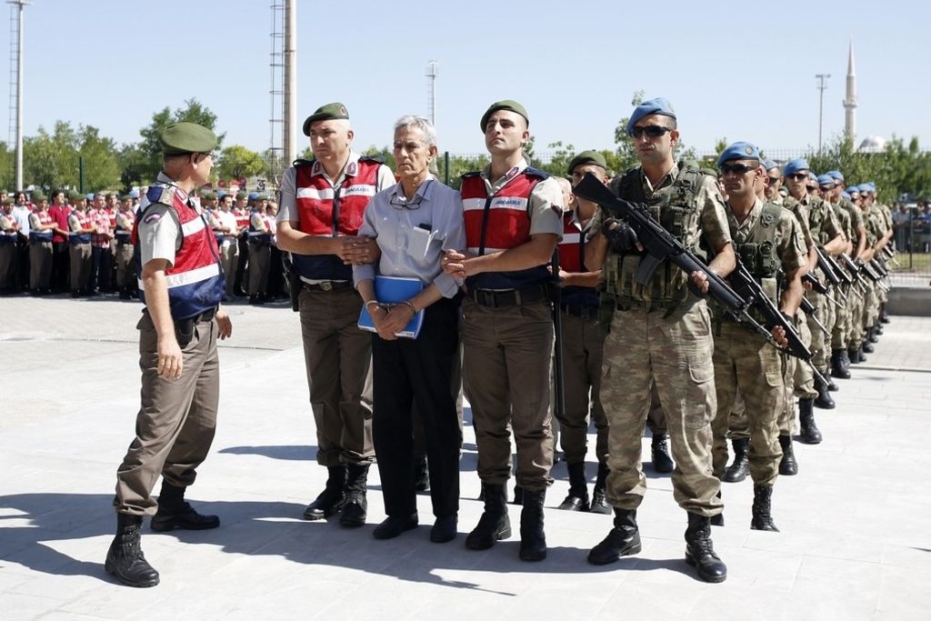 Putsch manqué: pluie de lourdes condamnations