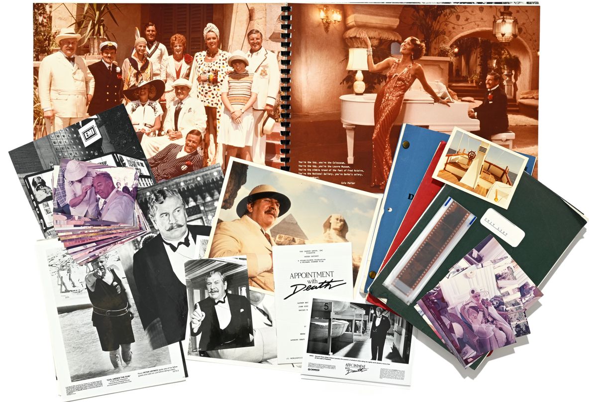 Collection de photos vintage, de coupures de magazines et d'albums montrant des moments de la vie sociale, des personnalités en tenue formelle et décontractée, et des scènes de luxe.