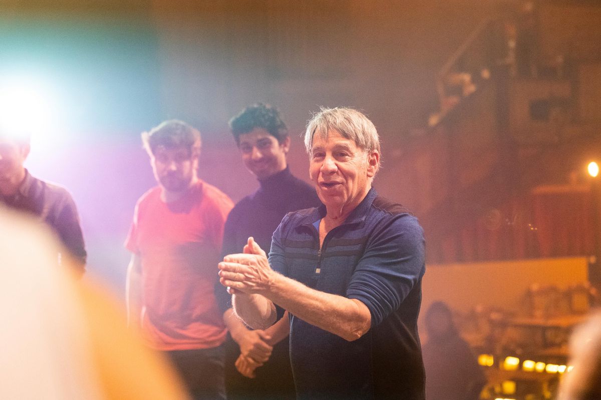 Le parolier et compositeur américain Stephen Schwartz, ici sur la scène du Café-théâtre de Barnabé, à Servion, félicitant la troupe après une répétition de sa comédie musicale «Pippin», montée pour la toute première fois en français. 