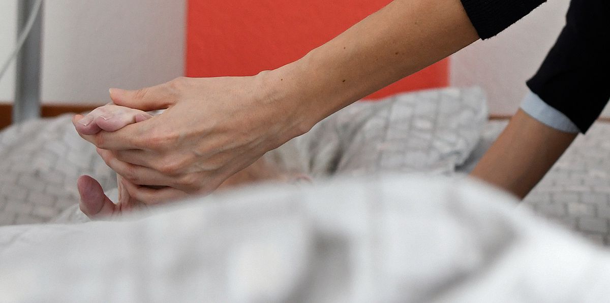 Der Spycher im Roggwil hat als erstes Alterszentrum der Region das Zertifikat der nationalen Palliative Care (Pflege schwerkranker Betagter) erhalten. Auf dem Bild Darka Floric (Fachverantwortliche Palliative Care) umsorgt eine im sterbenden liegende Bewohnerin. © Thomas Peter...