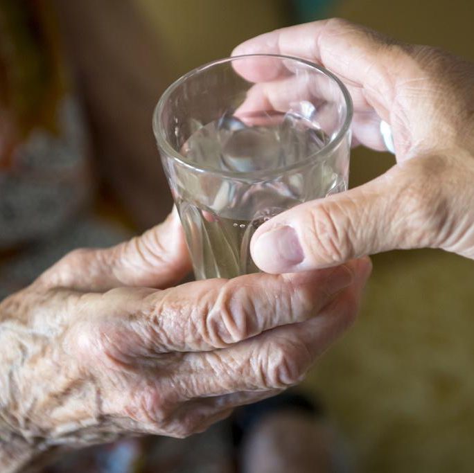 Personne âgée buvant de l’eau pendant une opération contre la canicule à Lausanne, lors de fortes chaleurs, le 26 juin 2019.