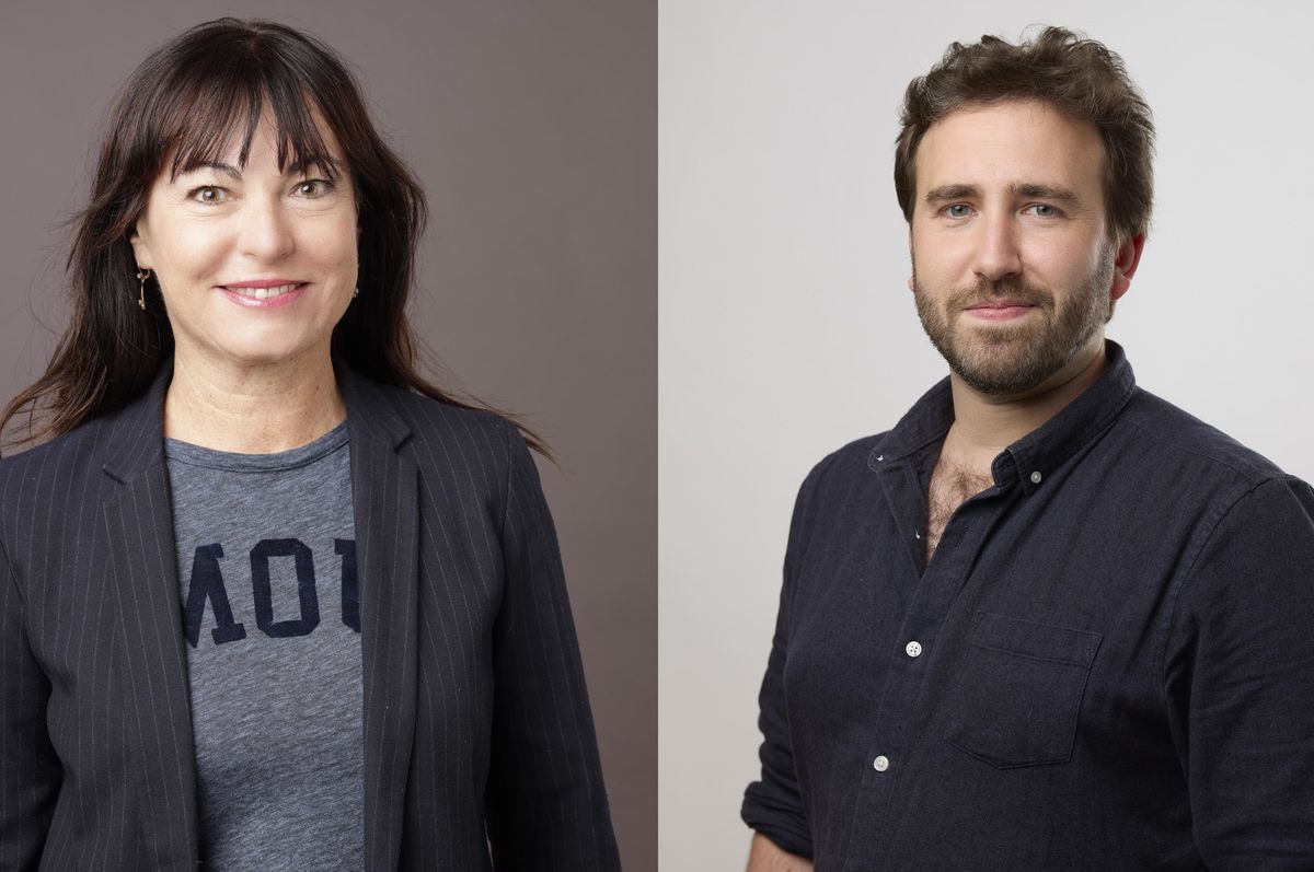 Deux personnes posent devant un fond neutre. À gauche, une femme, Géraldine Savary, porte un t-shirt gris et une veste noire. À droite, un homme en chemise noire. Photo par Yvain Genevay.