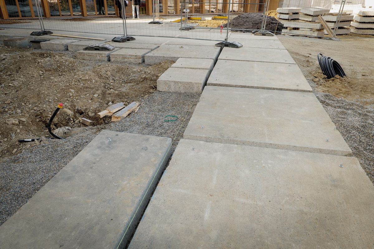 Genève, le 9 février 2023. Maison Vaudagne, à Meyrin (Av. de Vaudagne 16), pour voir comment ils réutilisent ce revêtement. Technique innovante qui permet de réutiliser directement du revêtement routier qui a été enlevé par plaques sur un chantier pour le poser (façon puzzle) à un autre endroit.