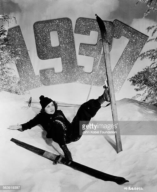 En 1937, Olivia de Havilland a 21 ans. Elle est la partenaire d’Errol Flynn  dans les films d’aventures de la Warner. On ne souvient d’elle en Melanie d’«Autant en emporte le vent»  (1939). La femme fera une belle carrière dramatique à Hollywood avant de se retirer en France, où elle est morte à 104 ans.